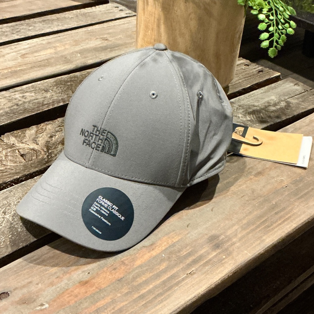 NWT men’s The North Face flash dry hat in smoke pearl adjustable